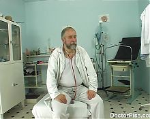 Doctor piss - nurse Pepper Pew fucks with old kinky doctor Pavel Terrier